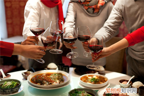 家长和老师吃饭敬酒说什么 敬酒应该注意哪些