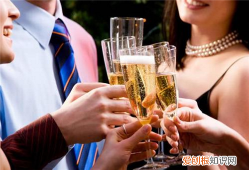 请吃饭的开场客套话 酒席上敬酒什么规矩