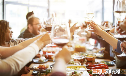 请吃饭的开场客套话 酒席上敬酒什么规矩