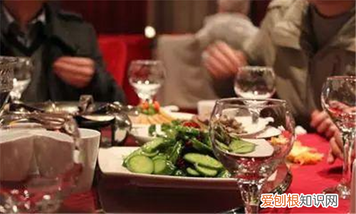 请吃饭的开场客套话 酒席上敬酒什么规矩