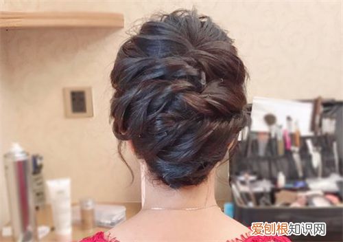 婚礼上婆婆妈妈的发型 婚礼上婆婆穿什么衣服适合