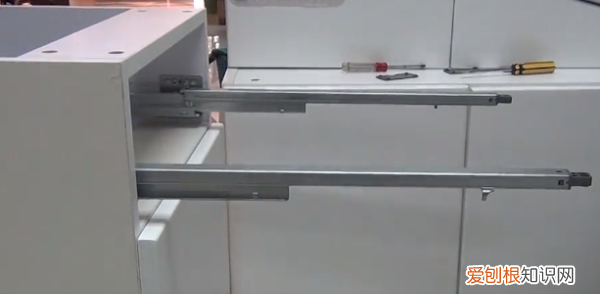 抽屉怎么拿下来，推拉抽屉怎么卸下来视频