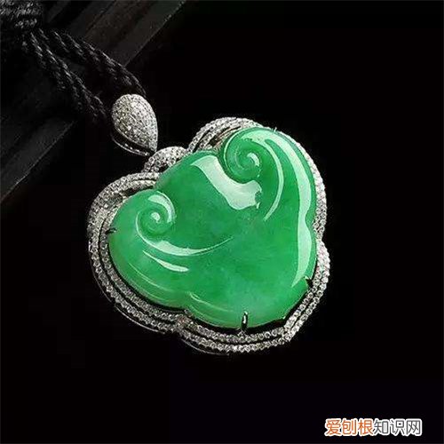 翡翠如意的寓意是什么 不同人群佩戴翡翠如意的好处