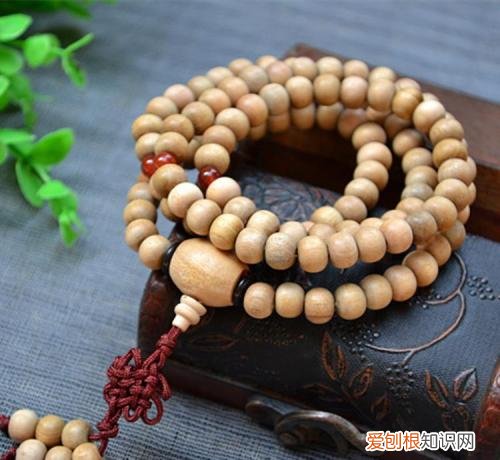 檀香木手链鉴别方法戴檀木手串有什么好处