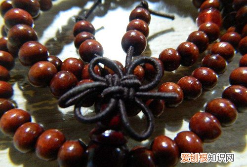 檀香木手链鉴别方法戴檀木手串有什么好处