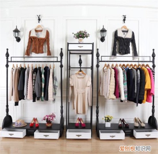 服装架怎么摆放这4大摆法更能吸引消费者的眼球