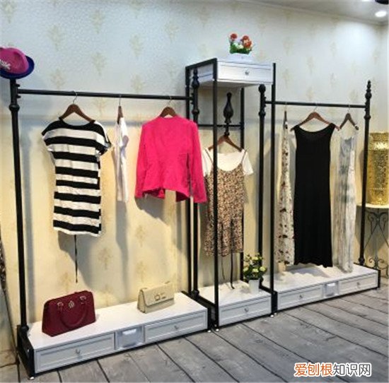 服装架怎么摆放这4大摆法更能吸引消费者的眼球