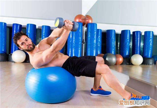 哑铃卧推动作分享常见训练中的3大误区有哪些