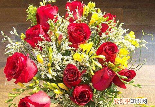 送12朵玫瑰花代表什么送女朋友几朵玫瑰花好