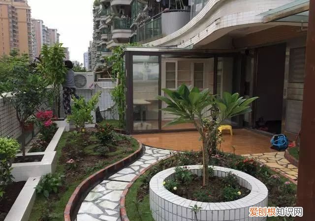 开发商送的露天平台，改造成完美的小花园，邻居们都后悔死了！，开发商阳台外送了花池