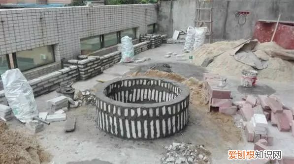 开发商送的露天平台，改造成完美的小花园，邻居们都后悔死了！，开发商阳台外送了花池