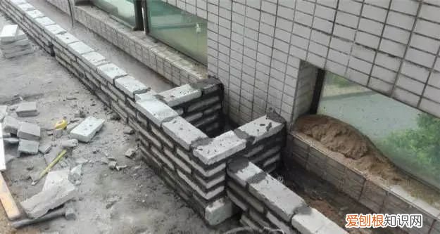 开发商送的露天平台，改造成完美的小花园，邻居们都后悔死了！，开发商阳台外送了花池