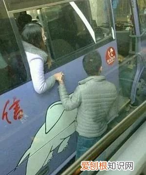 充满依依不舍离别的情怀是什么歌