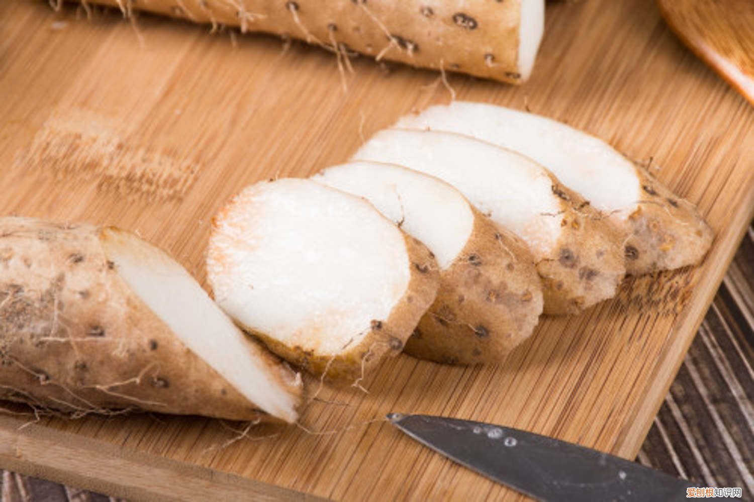 一节山药埋盆里，叶子呼呼爬满墙，来年挂满小豆豆！