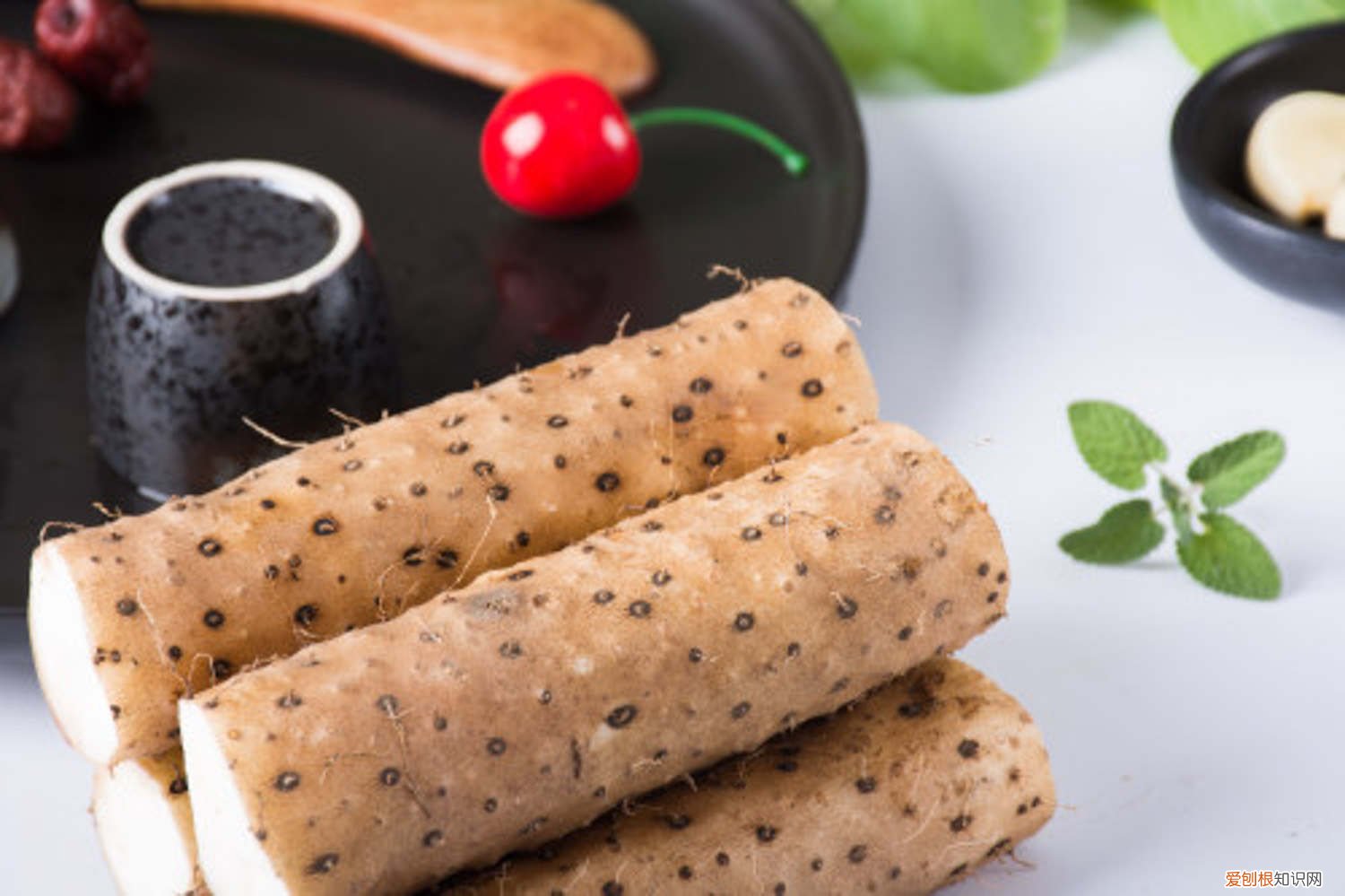 一节山药埋盆里，叶子呼呼爬满墙，来年挂满小豆豆！