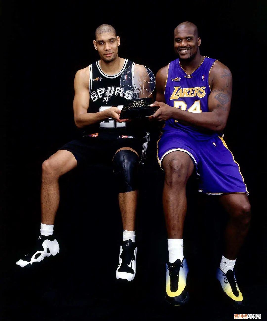 詹姆斯两个品牌五双签名鞋！