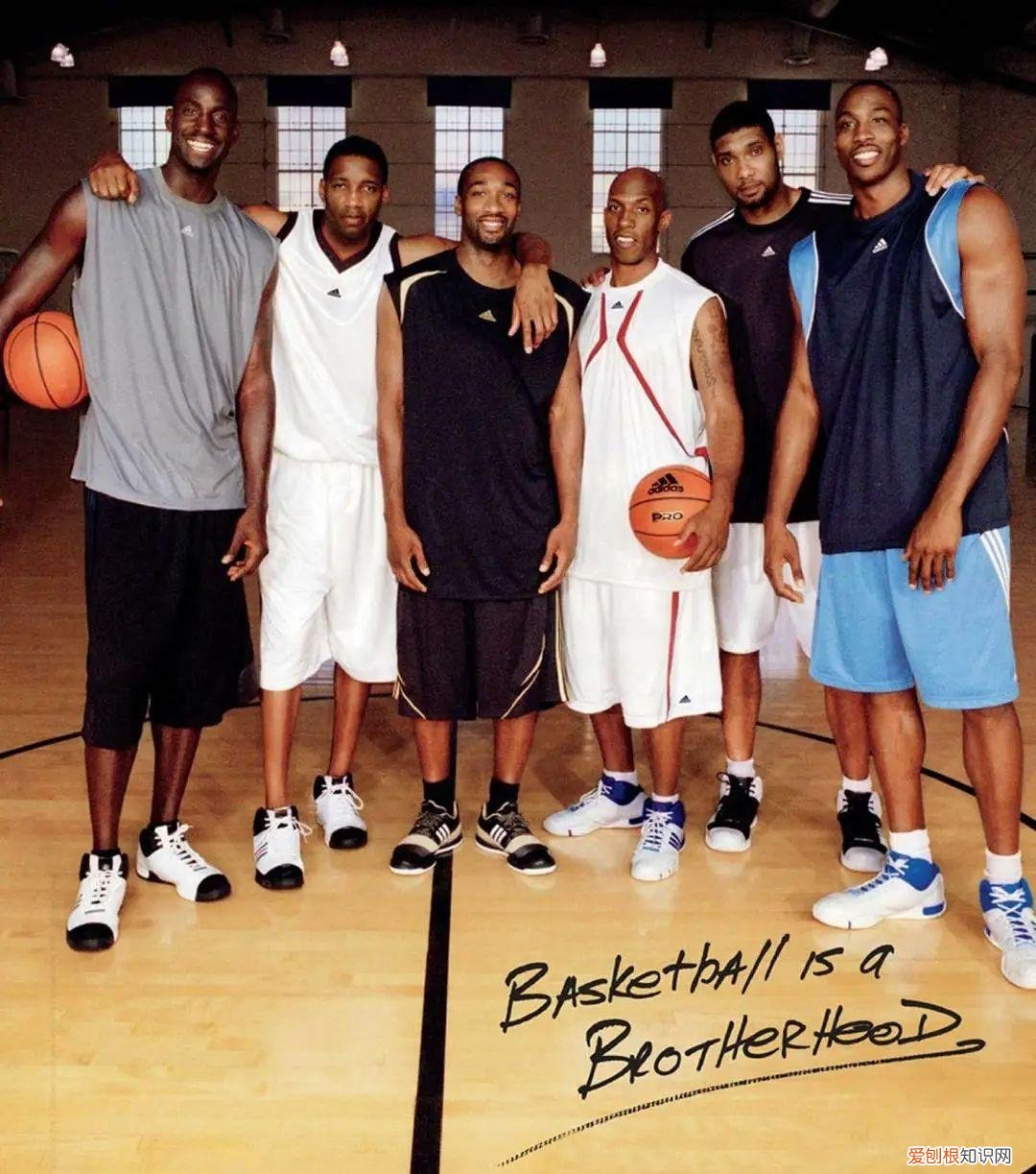 詹姆斯两个品牌五双签名鞋！