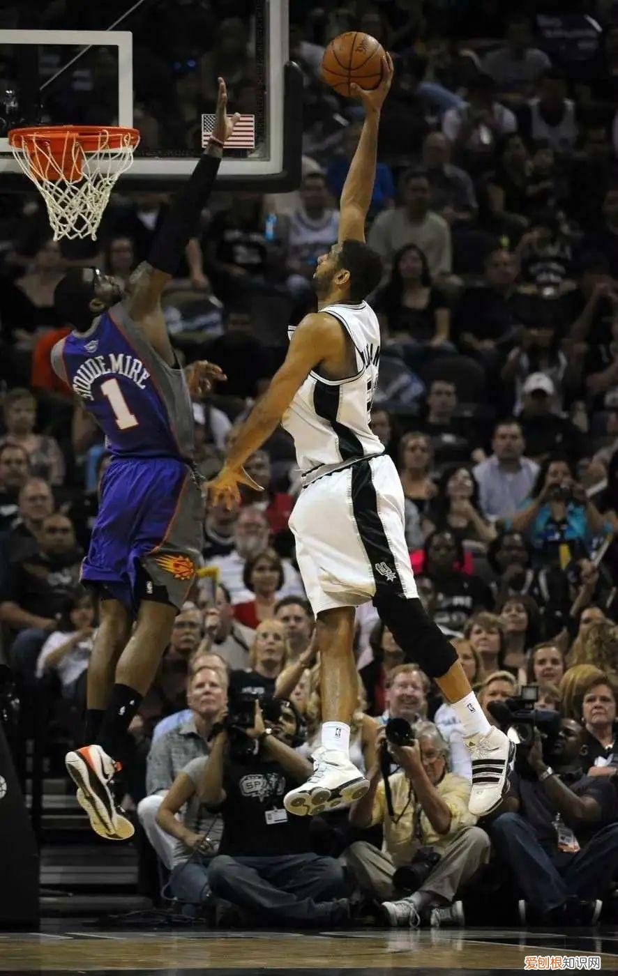 詹姆斯两个品牌五双签名鞋！