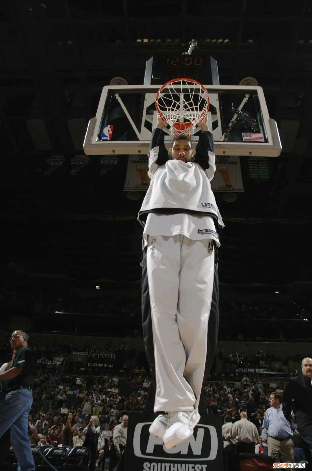 詹姆斯两个品牌五双签名鞋！