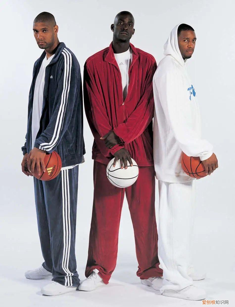 詹姆斯两个品牌五双签名鞋！