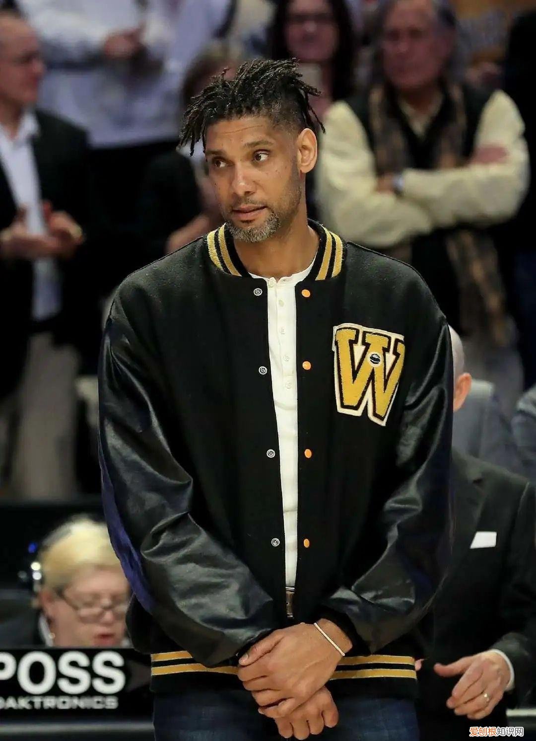 詹姆斯两个品牌五双签名鞋！