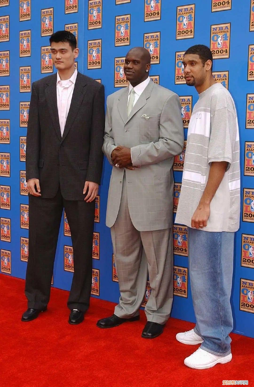 詹姆斯两个品牌五双签名鞋！