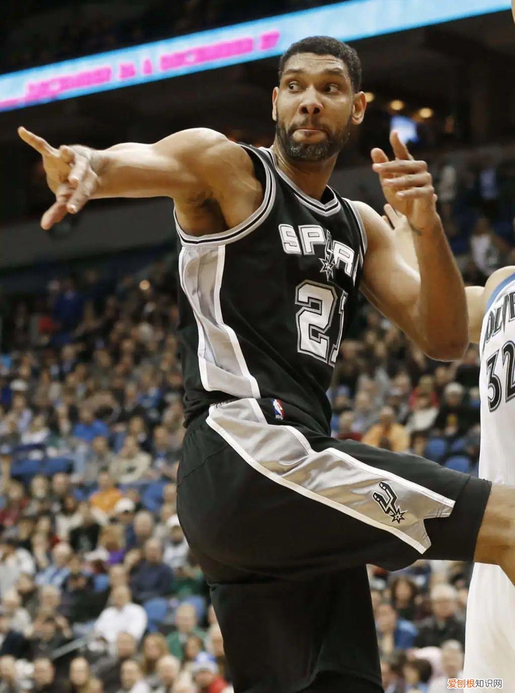 詹姆斯两个品牌五双签名鞋！