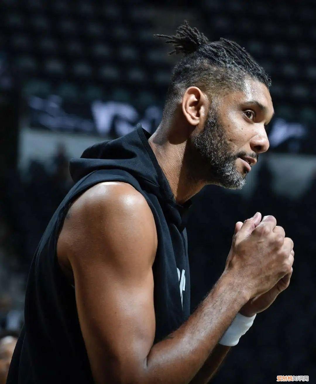 詹姆斯两个品牌五双签名鞋！