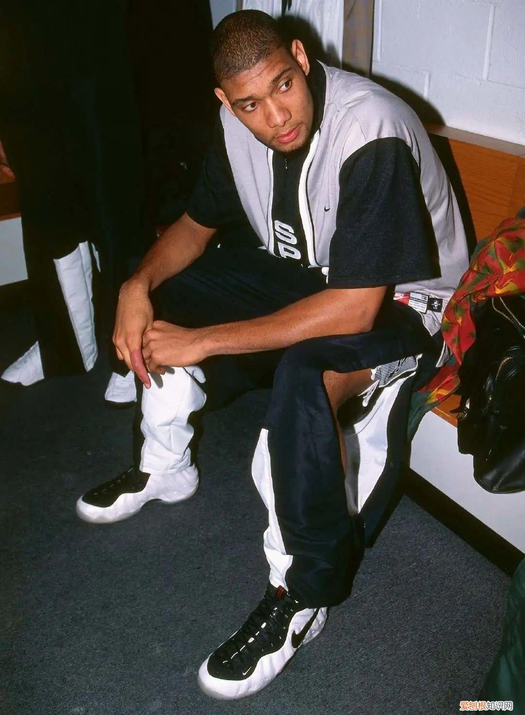 詹姆斯两个品牌五双签名鞋！