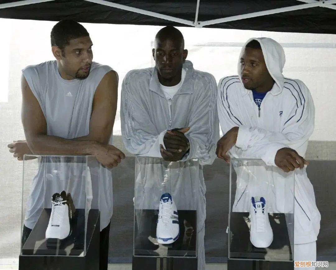 詹姆斯两个品牌五双签名鞋！