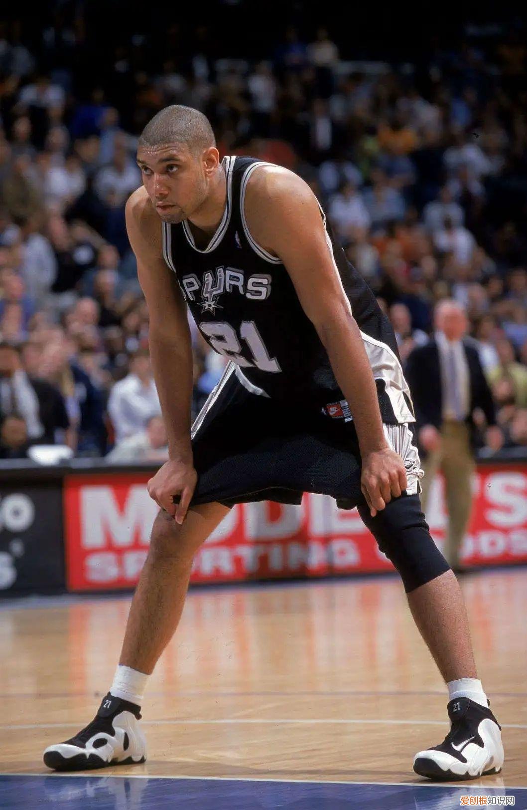 詹姆斯两个品牌五双签名鞋！