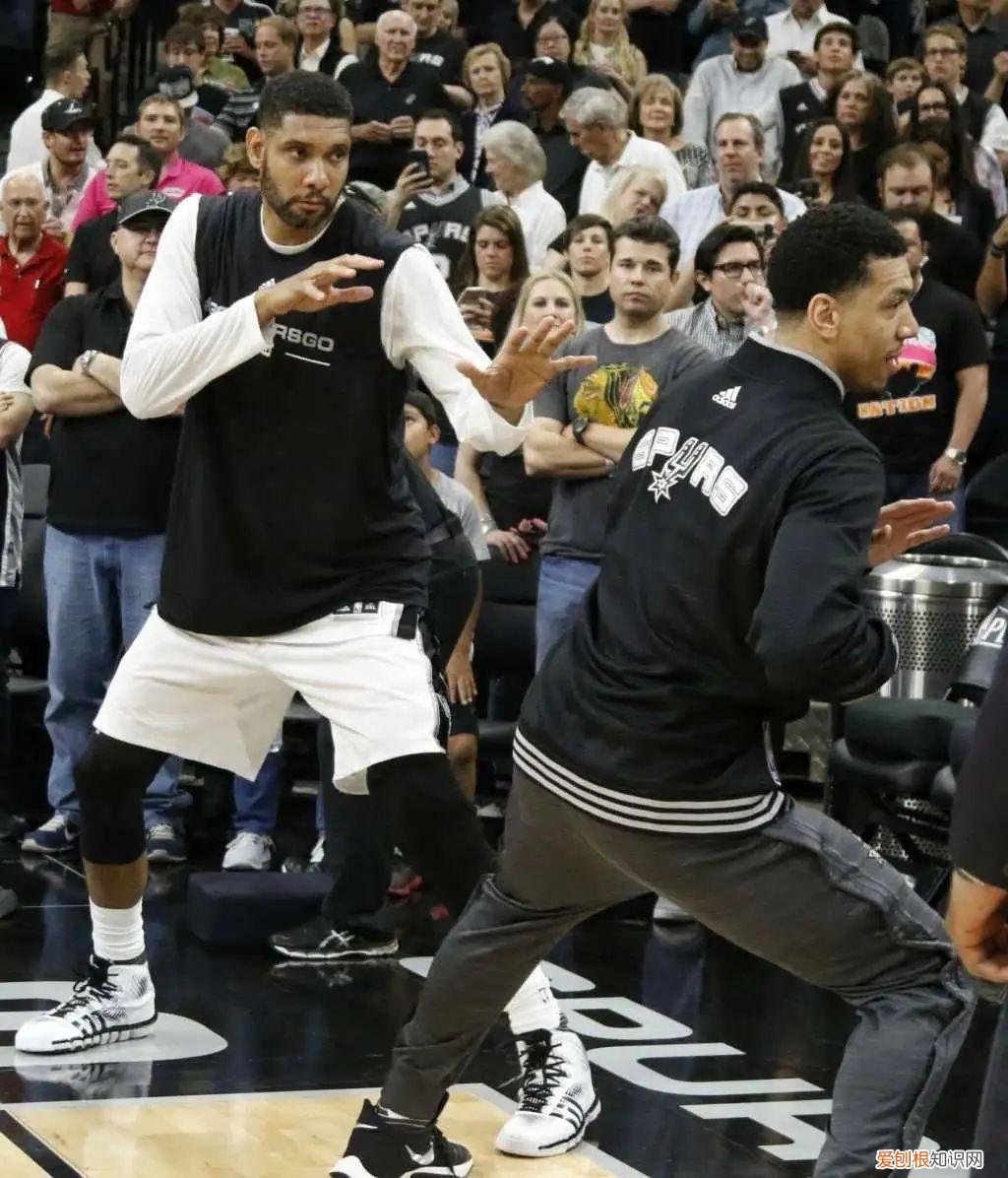 詹姆斯两个品牌五双签名鞋！