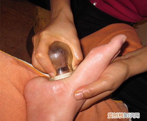 脚底拔罐的好处和坏处 脚底拔罐的注意事项