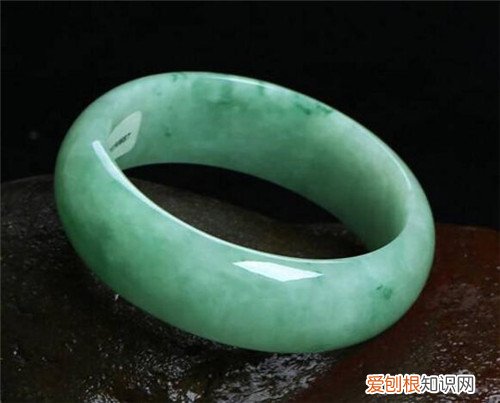翡翠和玉的区别有哪些购买时如何辨别翡翠手镯和玉镯