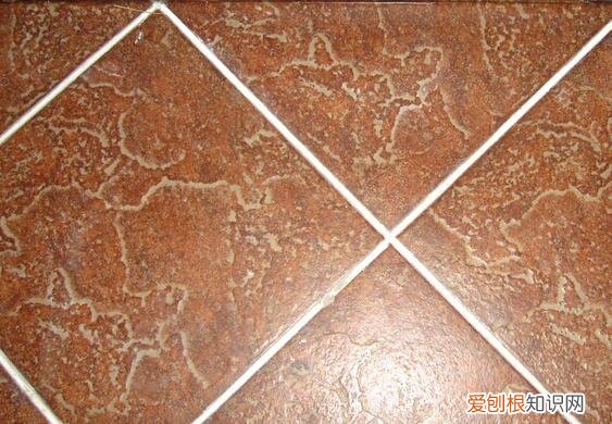 瓷砖美缝剂怎么清除 衣服上沾到美缝剂清洁方法