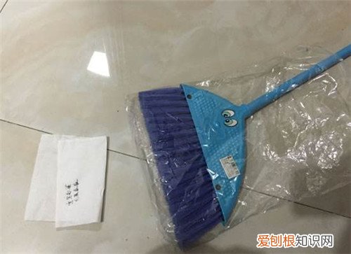 地板上的头发怎么清理 如何能减少地板上的头发