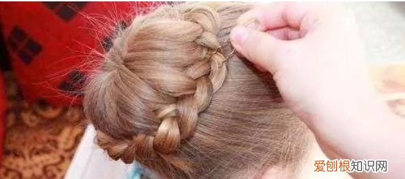 如何给宝宝梳简单的小辫，小孩扎辫子教程简单好看短发