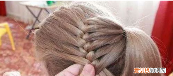 如何给宝宝梳简单的小辫，小孩扎辫子教程简单好看短发