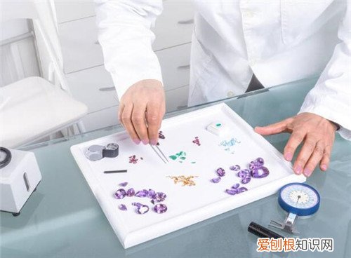 珠宝鉴定一般需要多少钱 怎样分辨珠宝真假
