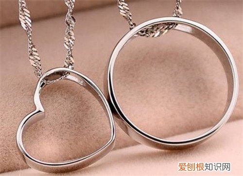 情侣吊坠怎么挑选更合适 什么样的款式更有意义