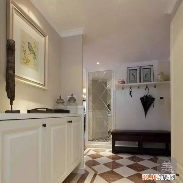 传统的北欧家装，玄关挂画很特别，空间氛围很温馨！，玄关画北欧风