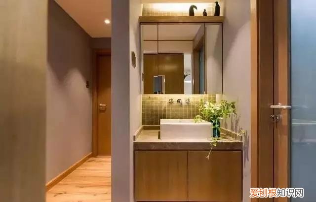 越来越多人喜欢把洗手台装到外面，现在都流行这么装，实用又方便，洗手盆装在卫生间门外,这才叫好用!