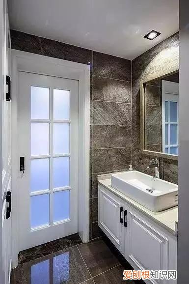 越来越多人喜欢把洗手台装到外面，现在都流行这么装，实用又方便，洗手盆装在卫生间门外,这才叫好用!