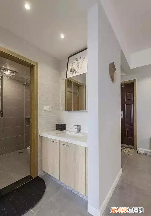 越来越多人喜欢把洗手台装到外面，现在都流行这么装，实用又方便，洗手盆装在卫生间门外,这才叫好用!