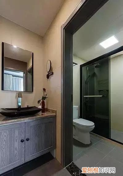 越来越多人喜欢把洗手台装到外面，现在都流行这么装，实用又方便，洗手盆装在卫生间门外,这才叫好用!