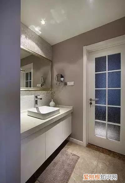 越来越多人喜欢把洗手台装到外面，现在都流行这么装，实用又方便，洗手盆装在卫生间门外,这才叫好用!