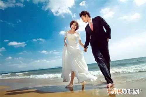 在海边拍摄婚纱照穿什么颜色的衣服好，拍婚纱照海边适合什么服装