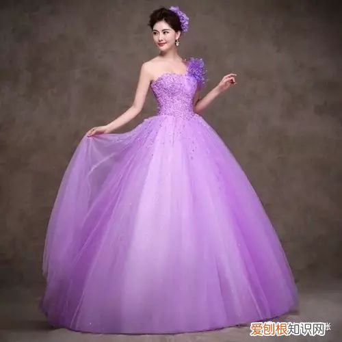 订婚买衣服都有什么讲究，衣服是订婚前买还是当天买