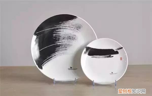 我的天呐！盘子怎么贴墙上去了，盘子怎么贴在墙上的