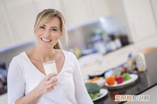 空腹喝牛奶好么早上喝牛奶有什么好处